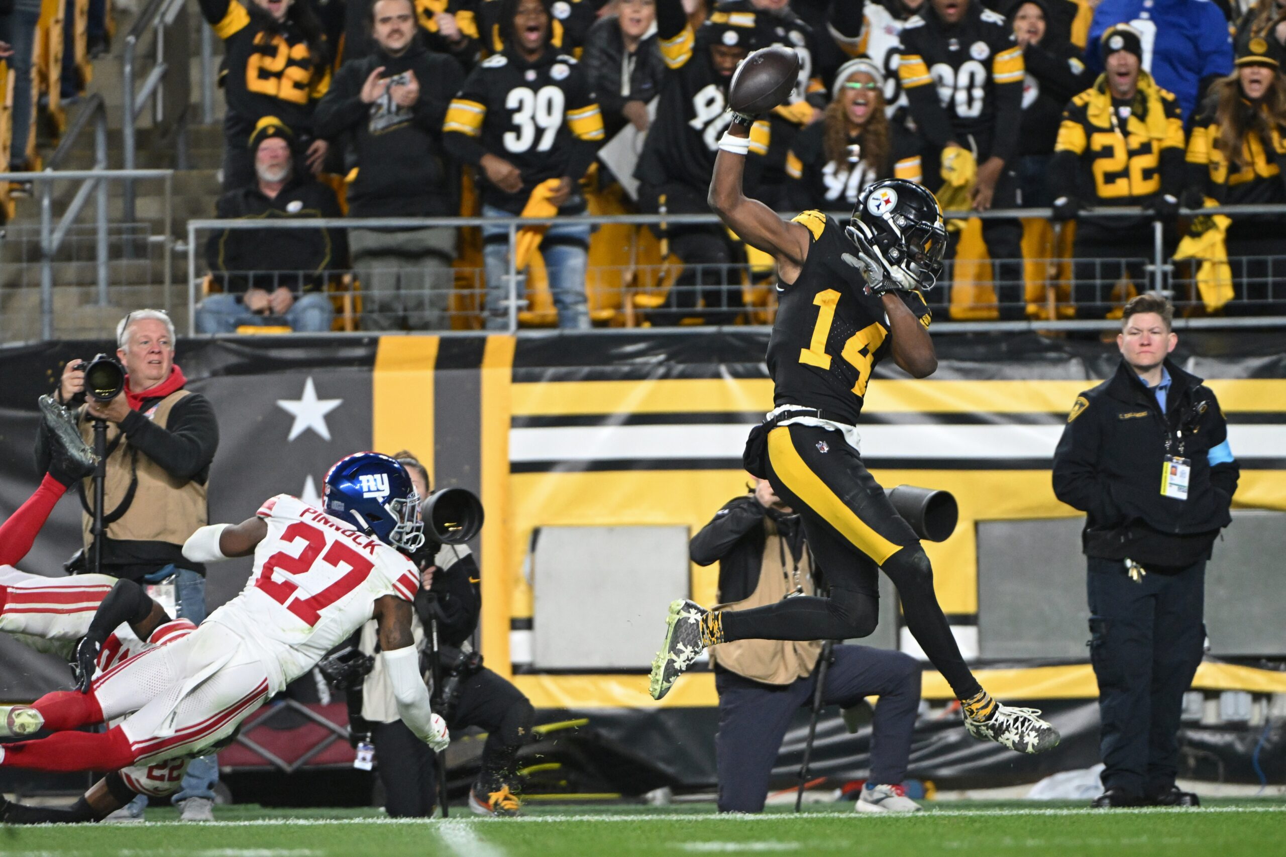 Oct 28, 2024; Pittsburgh Steelers wide receiver George Pickens (14) catches a 50-yard pass in front of New York Giants safety Jason Pinnock (27) during the fourth quarter at Acrisure Stadium. Mandatory Credit: Barry Reeger-Imagn Images