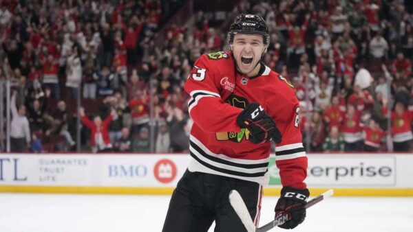 Blackhawks marcam na prorrogação e vencem Wild em Chicago